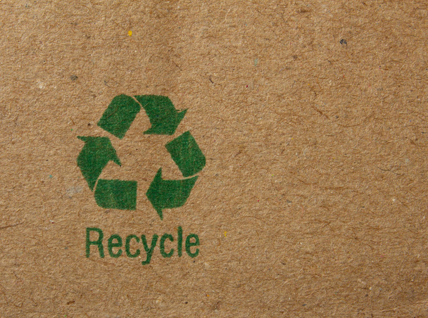 Vista del símbolo de reciclaje impreso en cartón
 - Foto, Imagen