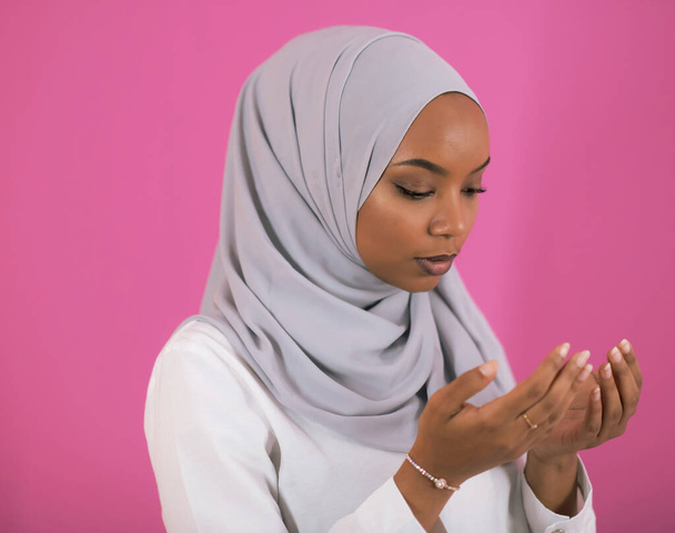 African Muslim woman makes traditional prayer to God - Foto, Imagem
