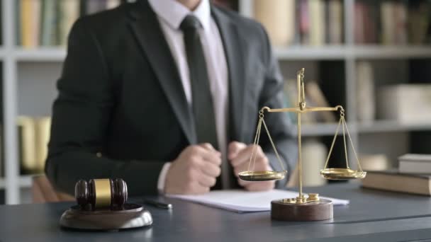 Закріпка юриста вказує пальцем на стіл для судових засідань - Кадри, відео