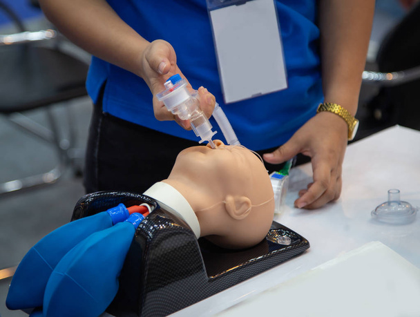 Resuscitateur pour mannequin bébé
 - Photo, image