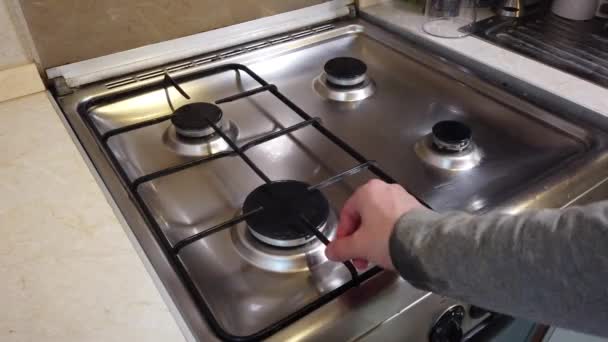 Czyszczenie pieca w domowej kuchni. Koncepcja sprzątanie. Ręka z gąbki do mycia piec, zbliżenie - Materiał filmowy, wideo