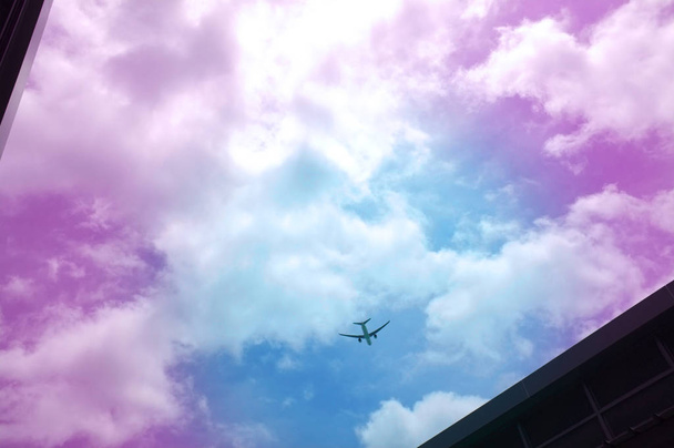 Sziluett Repülőgép a gyönyörű égen - Fotó, kép
