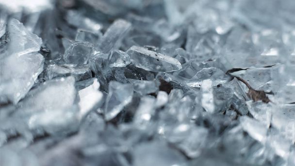 Trozos de hielo de fondo ilm trozos pequeños de vidrio en macro vista teñida
 - Foto, Imagen