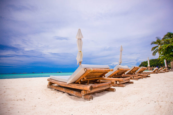 Sillas de madera de playa para vacaciones en playa tropical
 - Foto, Imagen