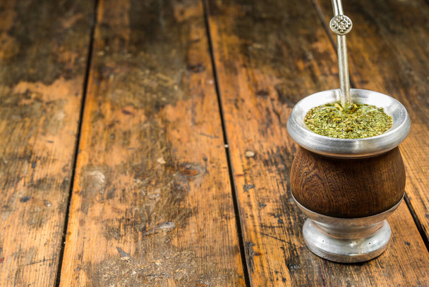 Chá de erva-mate argentino tradicional em uma cabaça de calabash com vara de bombilla. - Foto, Imagem
