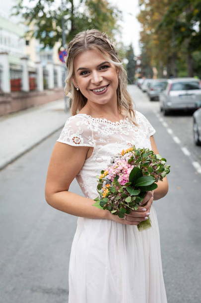 Colourful bouquet and bride - Foto, afbeelding