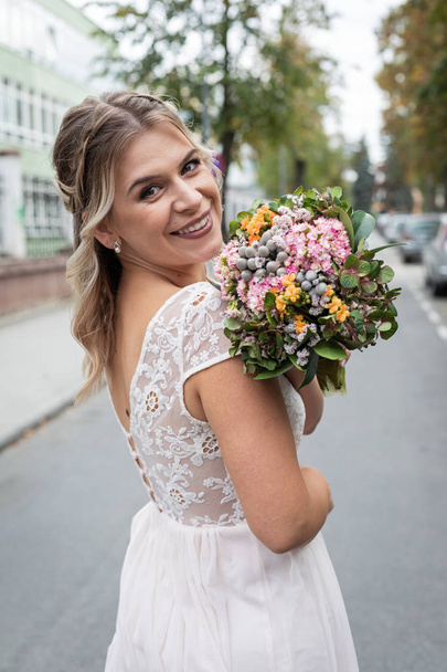 Colourful bouquet and bride - Zdjęcie, obraz
