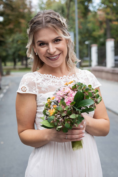 Colourful bouquet and bride - Foto, afbeelding
