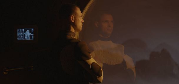 Mars üssünün penceresinden bakan astronot. - Fotoğraf, Görsel