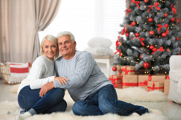 Happy mature couple at home. Christmas celebration - Foto, Imagen