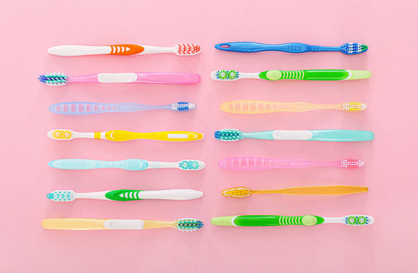 Nombreuses brosses à dents différentes sur fond de couleur
 - Photo, image