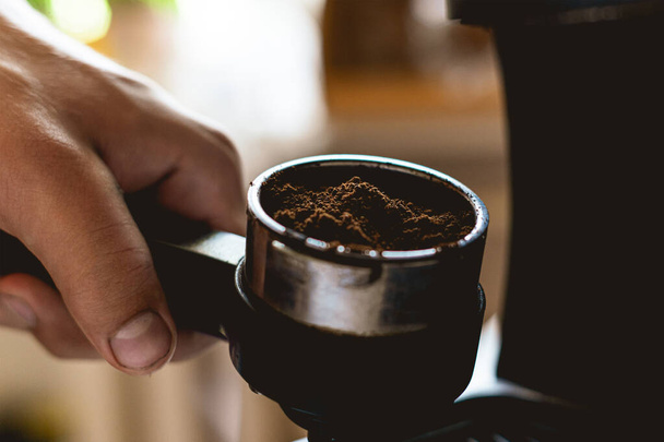 Макро выстрел молотый кофе в зернах, процесс пивоварения, утренняя рутина
 - Фото, изображение