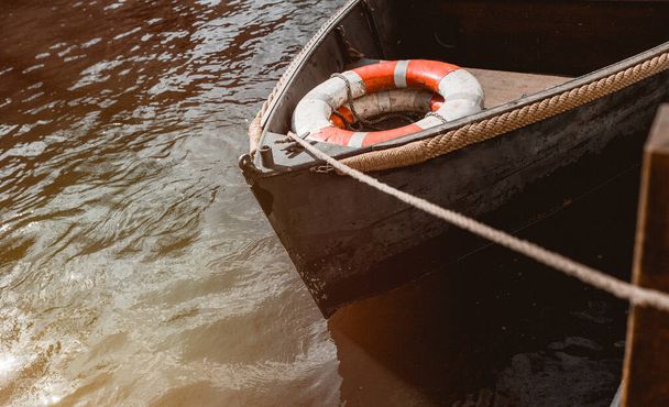 Vue rapprochée du bateau gondole bateau sur la rivière avec bouée de sauvetage th
 - Photo, image
