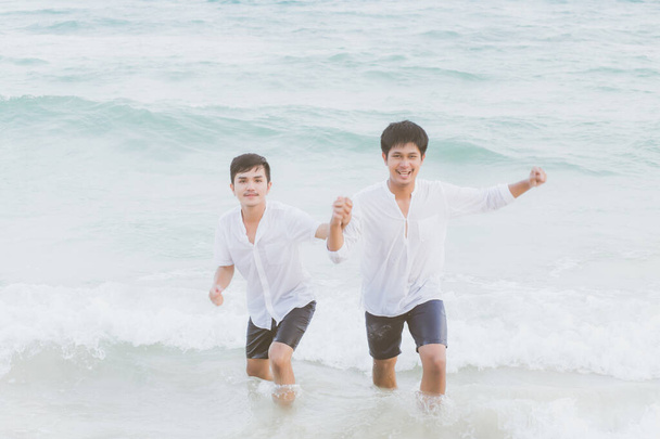 Homosexual retrato joven asiático pareja corriendo con alegre tog
 - Foto, imagen