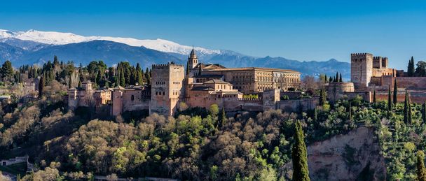 Uitzicht op Alhambra paleis in Granada, Spanje in Europa - Foto, afbeelding