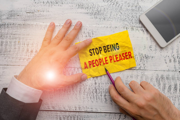 Znak tekstowy pokazujący "Stop Being A People Pleaser". Koncepcyjne zdjęcie Rób co chcesz, a nie to, czego chcą inni.. - Zdjęcie, obraz