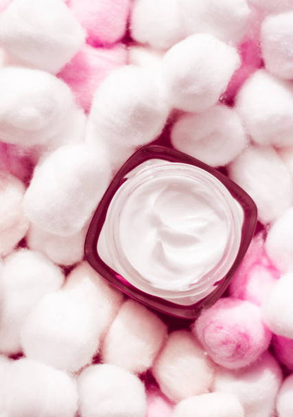 敏感肌のための贅沢な顔クリームとピンクの綿ボールオンバ - 写真・画像
