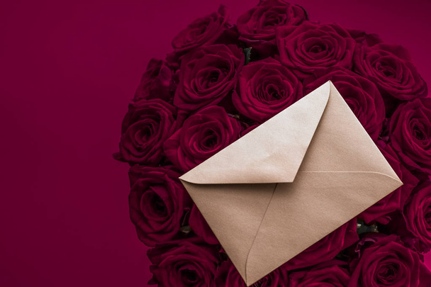 Love letter and flowers delivery on Valentines Day, luxury bouqu - Zdjęcie, obraz