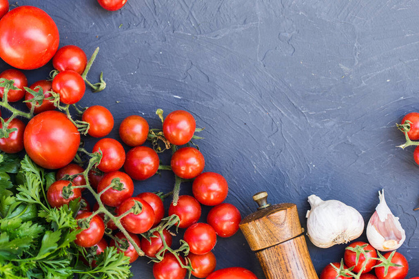 Свіжі виноградні помідори з базиліком і часником, перець
. - Фото, зображення