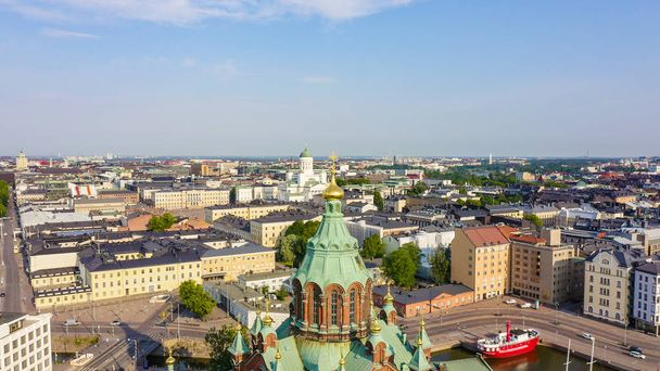 Helsinki, Finlandia. Centro de la ciudad vista aérea. Catedral de la Asunción, desde el dron
  - Foto, imagen