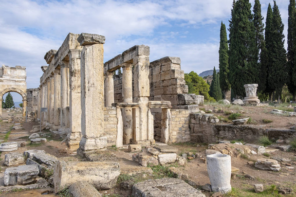 Παλαιά αρχαία ερείπια της ρωμαϊκής πόλης Ιεράπολης στο Παμούκαλε, Τουρκία - Φωτογραφία, εικόνα