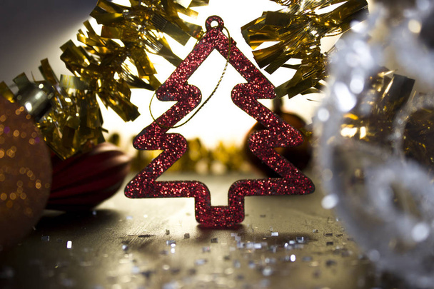 Vánoční stromeček, vánoční zlato a oranžové koule, zadní světlo, záře. Pozadí pro vánoční design - Fotografie, Obrázek