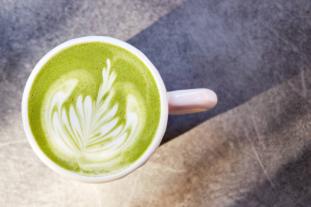 Κεραμικό φλιτζάνι matcha latte σε γκρι φόντο - Φωτογραφία, εικόνα