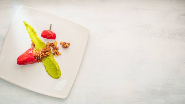 Paprika gefüllt mit Sojabohnen und pürierten Erbsen - Foto, Bild