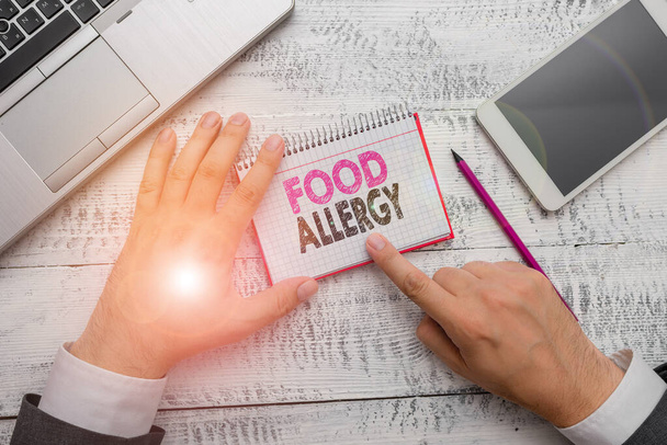 テキストの手書き食品アレルギー。概念とは、ある食品を食べた後の異常な免疫応答を意味する。. - 写真・画像