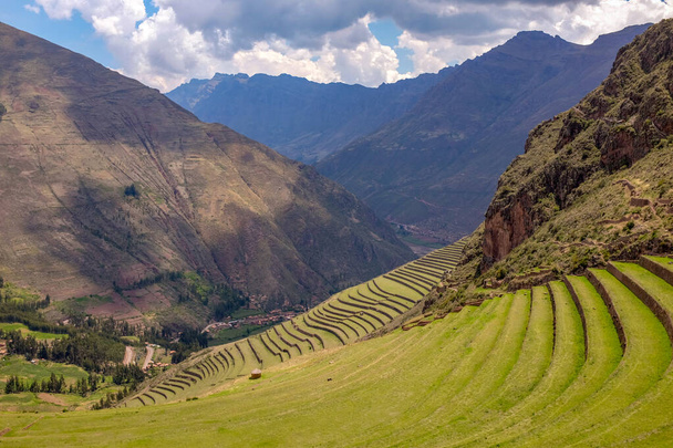 Tarasy Incan Agriculture w ruinach Pisac City w Sacred Valley, Cuzco, Peru - Zdjęcie, obraz