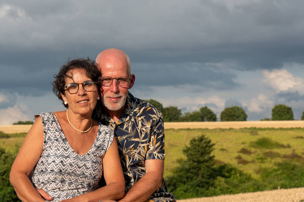 Υγιές ευτυχισμένο ζευγάρι ηλικιωμένων, έξω και την ανατολή του ηλίου - Φωτογραφία, εικόνα