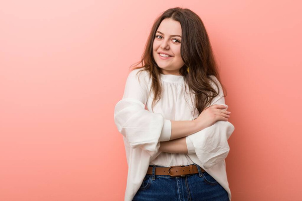 Young caucasian curvy woman standing against pink background - Photo, Image