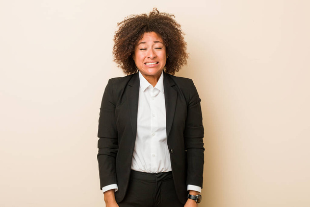 Młody biznes Afrykanka amerykańska kobieta śmieje się i zamyka oczy, czuje się zrelaksowany i szczęśliwy. - Zdjęcie, obraz