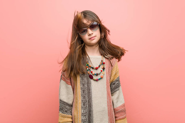 Malá Kavkazská holka, co nosí hippie šaty - Fotografie, Obrázek