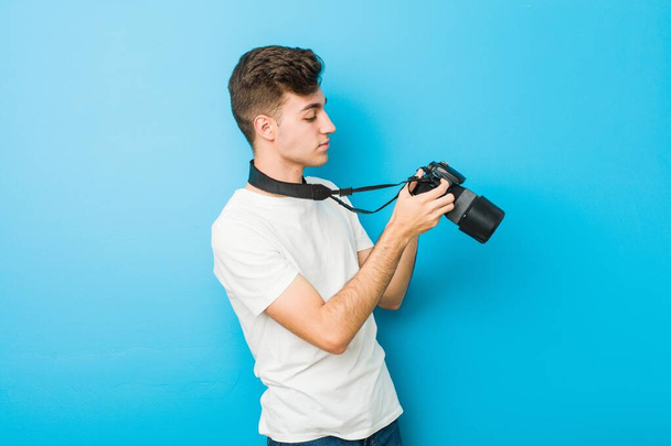 Tinédzser kaukázusi ember fotózni egy reflex kamera - Fotó, kép