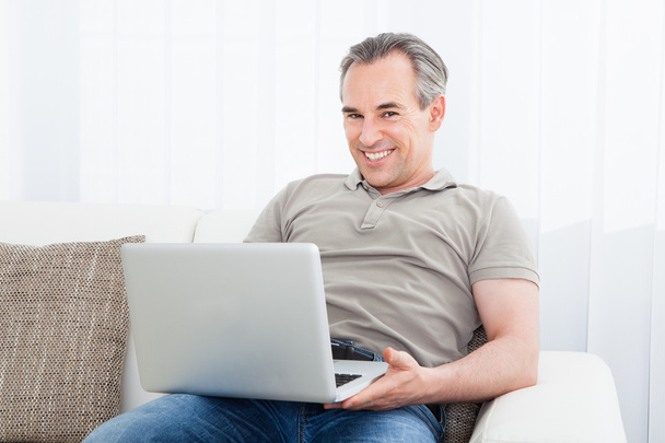 Volwassen man met laptop - Foto, afbeelding