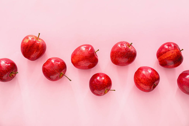 Manzanas maduras sobre fondo de color
 - Foto, imagen
