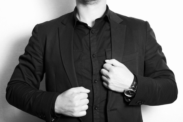 Homme en costume d'affaires et chemise noire.fashion
. - Photo, image