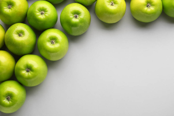 Νωπά ώριμα μήλα σε ελαφρύ φόντο - Φωτογραφία, εικόνα