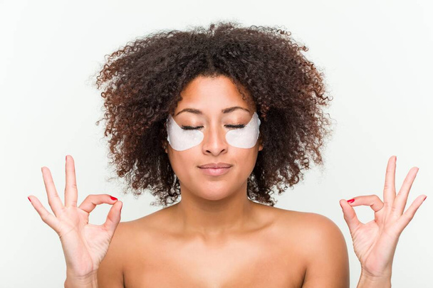 Primo piano di una giovane donna afroamericana con un trattamento della pelle degli occhi
 - Foto, immagini
