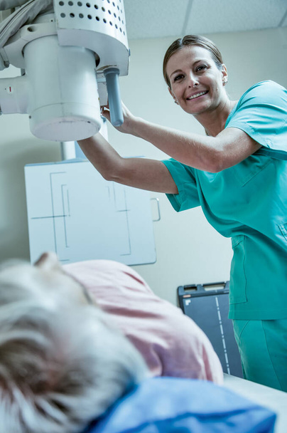 Пожилая женщина проходит медицинское сканирование в больнице - Фото, изображение