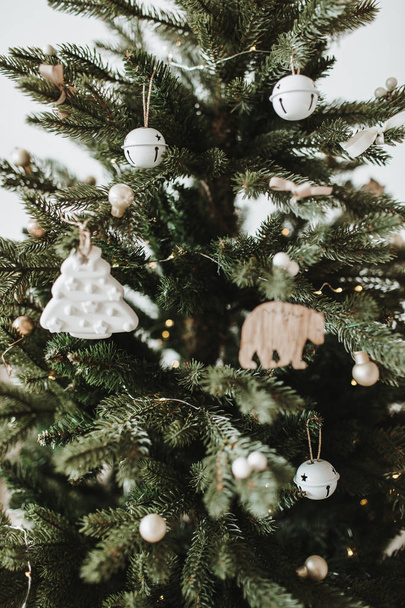 Weihnachts- / Neujahrskomposition. Festlich geschmückter Tannenbaum mit Spielzeug, Geschenken, Bällen. Winterferienkonzept. - Foto, Bild
