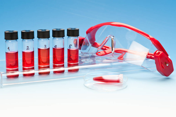Red liquid samples - Fotoğraf, Görsel