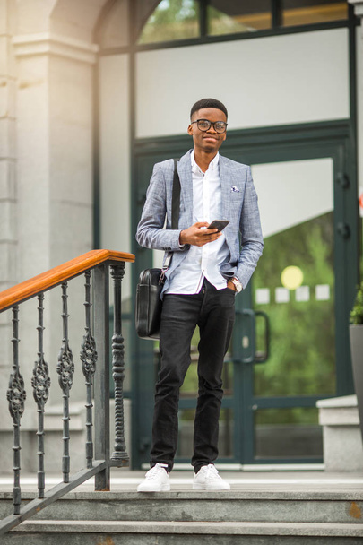 handsome young african man in a suit with a phone in his hand - Φωτογραφία, εικόνα