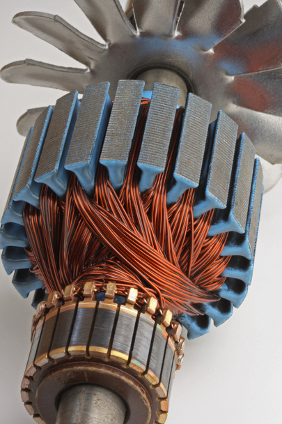 Bobinas de cobre encontradas dentro del motor eléctrico
 - Foto, Imagen