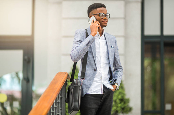 handsome young african man in a suit phoning - Zdjęcie, obraz