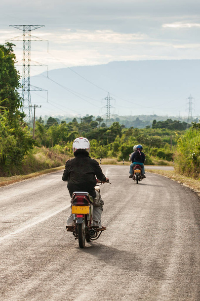 Moottoripyörä matkustaa National Highway T 16 Etelä-Laosissa
. - Valokuva, kuva