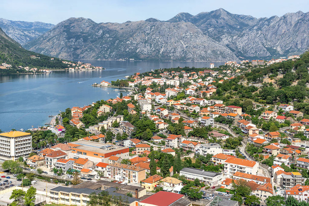 Guardando attraverso Kotor a Kotor Bay in Montenegro
 - Foto, immagini