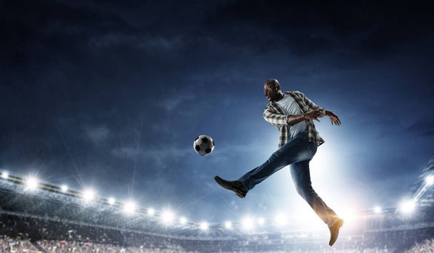 Чорношкірий грає свій найкращий футбольний матч
 - Фото, зображення