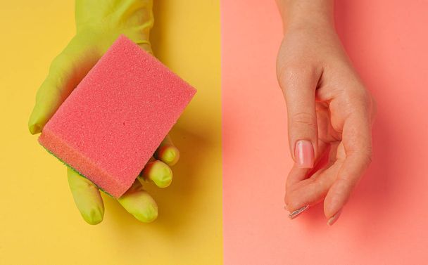 Γυναικεία χέρια σε γάντι καθαρισμού, σφουγγάρι για πλύσιμο πιάτων. Η έννοια της προστασίας και φροντίδας του δέρματος και μανικιούρ των γυναικείων χεριών. - Φωτογραφία, εικόνα